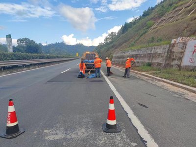 2024年7月30日,信豐公路分中心組織工作人員修補公路路面坑槽。