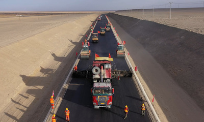 青海格茫公路擴(kuò)建工程瀝青路面全線貫通
