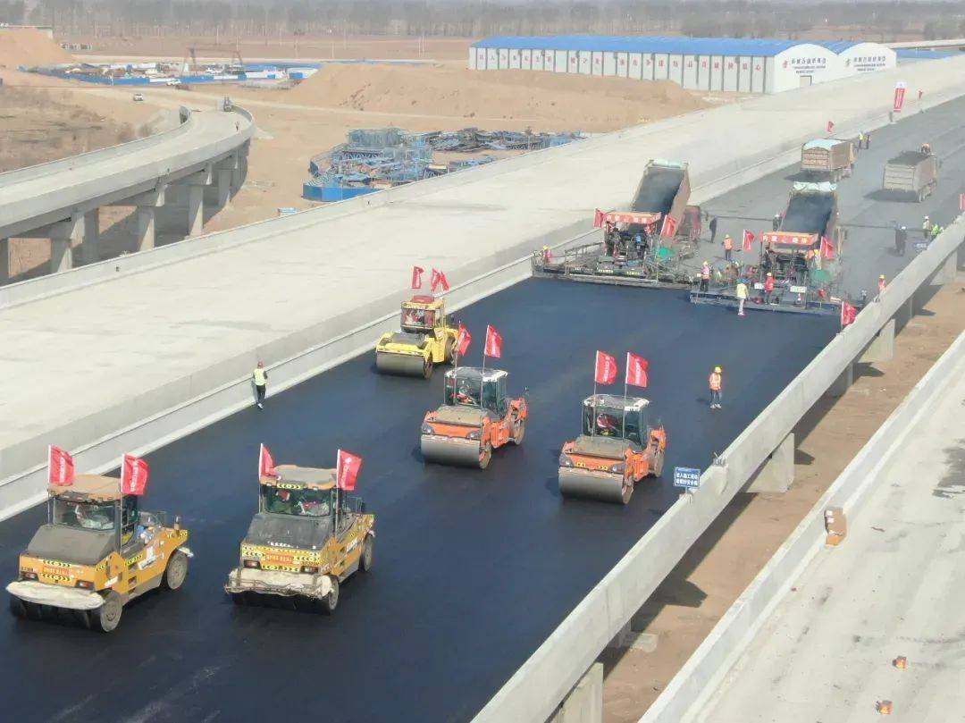 s43 呼和浩特新機(jī)場(chǎng)高速公路項(xiàng)目開展瀝青路面攤鋪?zhàn)鳂I(yè)