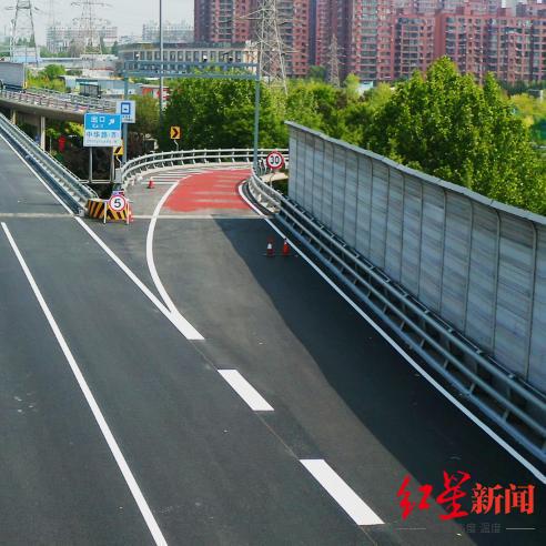 大連一道路通車(chē)首日現(xiàn)交通事故 當(dāng)?shù)鼗貞?yīng) 豆腐渣 工程質(zhì)疑 新鋪路面有顆粒脫落很正常