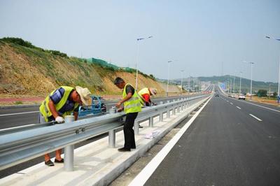 煙臺濱海路蓬萊段公路工程完成全路段瀝青鋪設，助力區域交通升級
